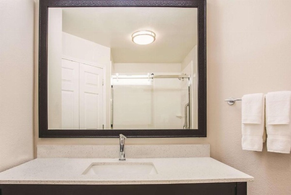 La Quinta Inn & Suites by Wyndham Las Vegas Summerlin Tech image 21