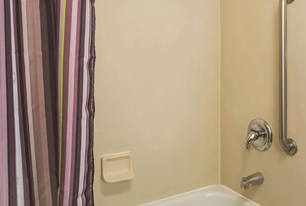 La Quinta Inn & Suites by Wyndham Las Vegas Summerlin Tech image 24