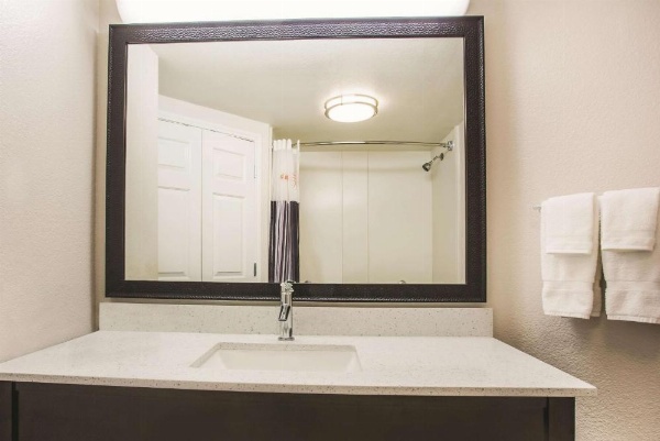 La Quinta Inn & Suites by Wyndham Las Vegas Summerlin Tech image 25